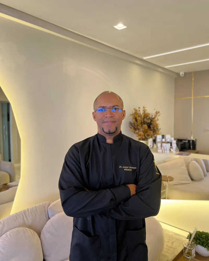 Dr. Lester Otomuro na recepção da Clínica Lesyen